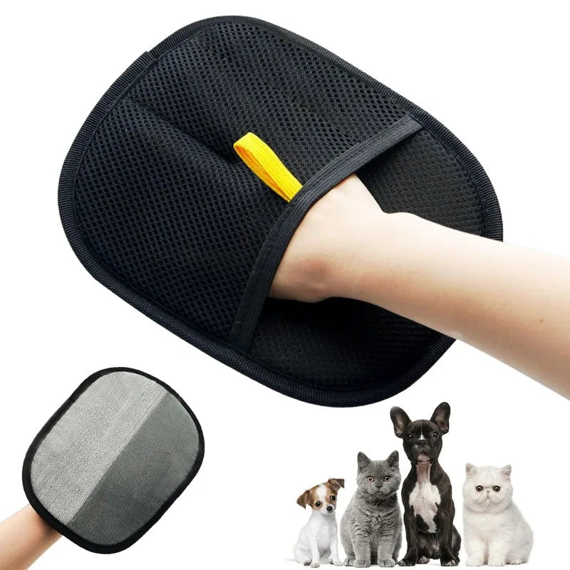 Guante deslanador recogiendo pelo suelto de un gato